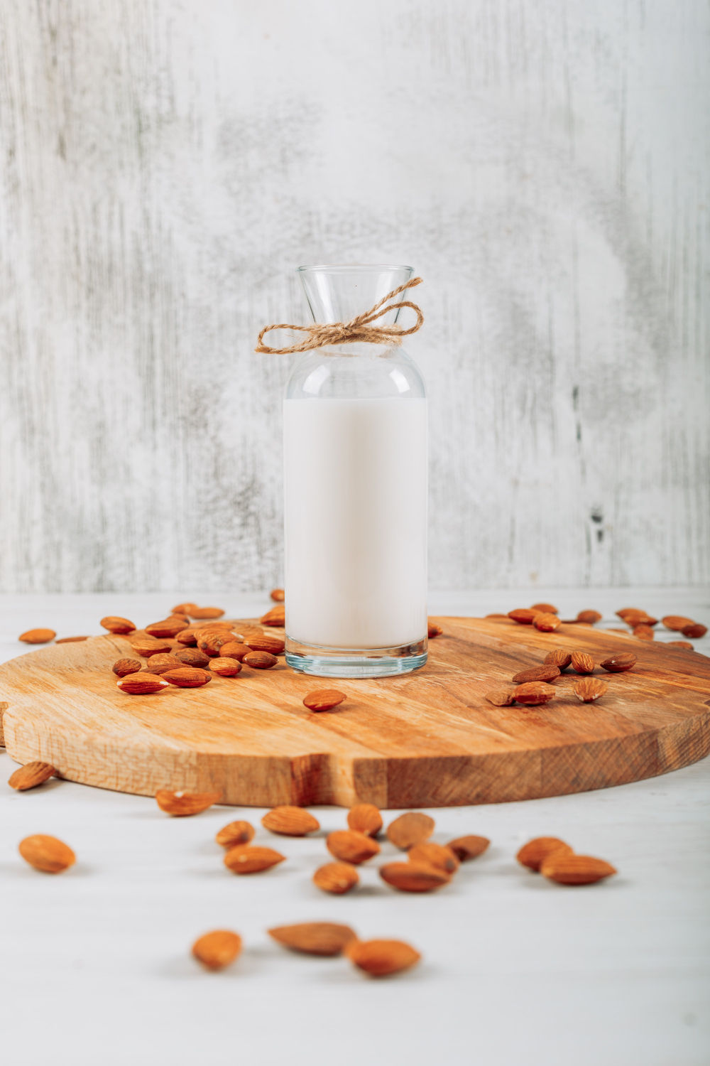 https://allprettybits.com/posts/benefits-of-almond-milk-for-your-skin/image-02-large.jpg